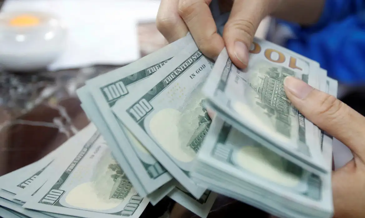 Dólar sobe a R$ 5,20 e volta a atingir maior valor em três meses