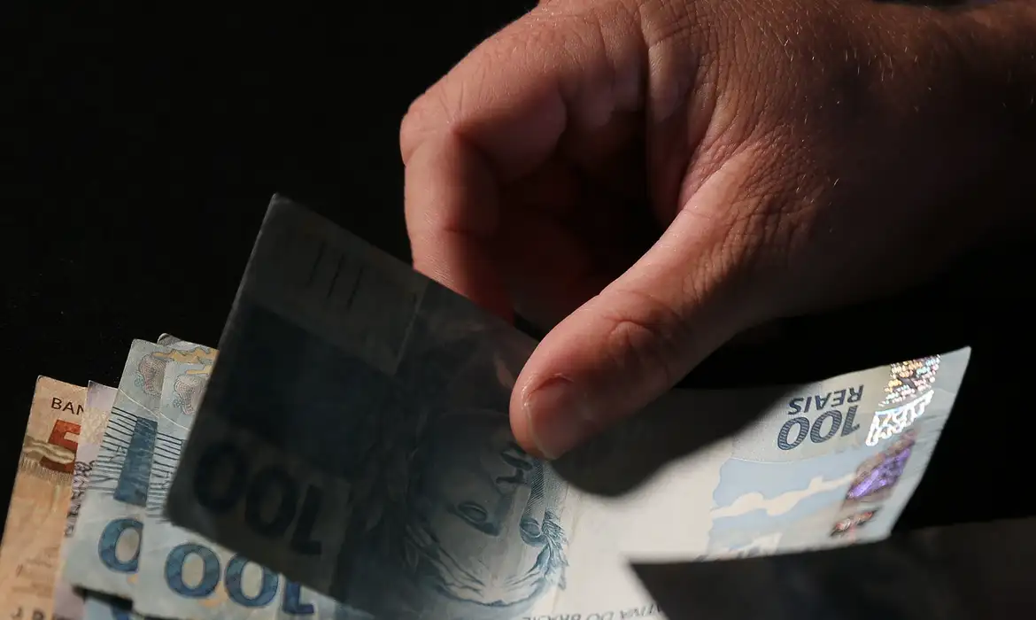 Trabalhadores nascidos em setembro e outubro recebem abono salarial