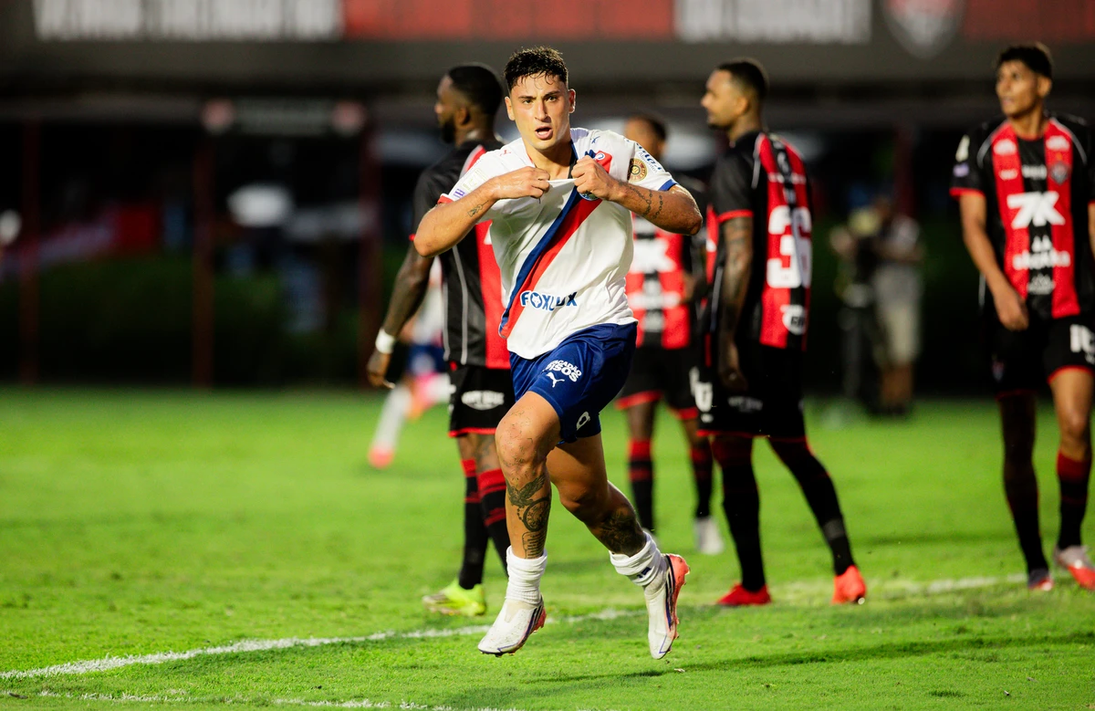 Bahia vence clássico contra o Vitória e encerra sequência de empates no Brasileirão