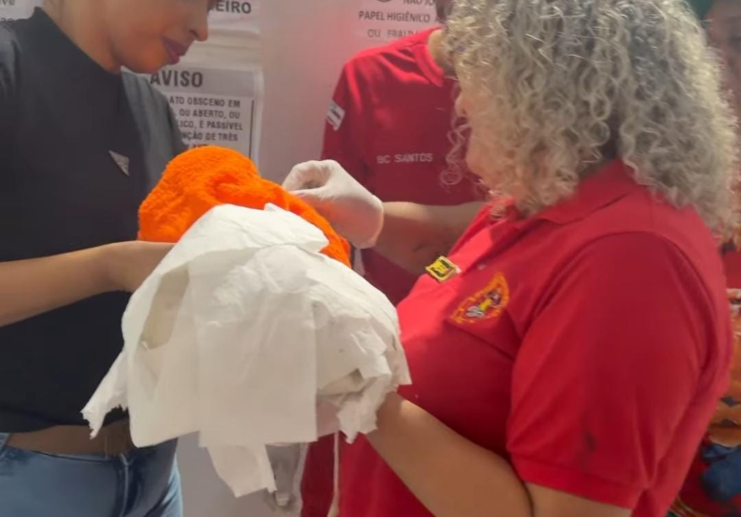 CAMAÇARI: Bebê é encontrado com vida em lixeira da Feira de Camaçari