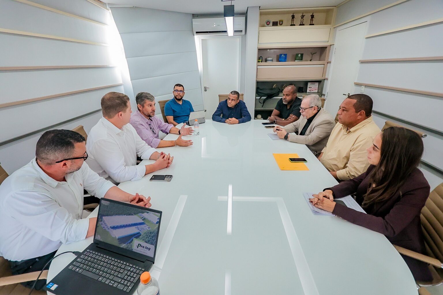 SIMÕES FILHO: Prefeito Del recebe representantes de novo centro logístico de Simões Filho